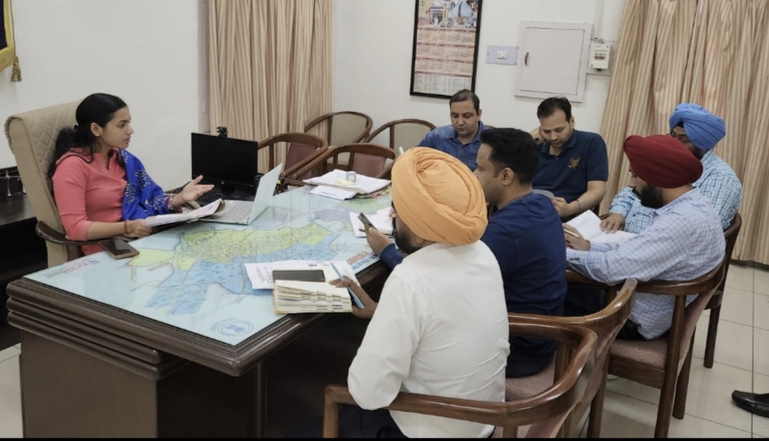 Deputy Commissioner meeting with officials to manage stubble